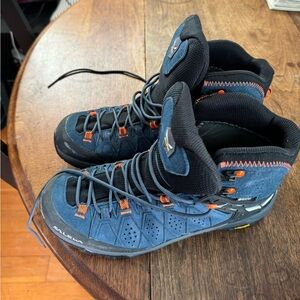 Men’s size 8 Salewa Alp Trainer 2 MID GTX
